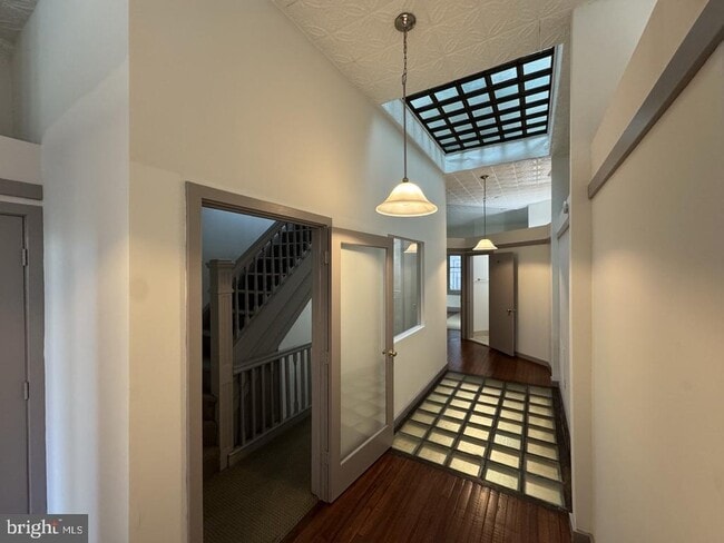 Building Photo - 328 S Broadway