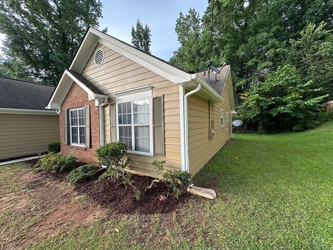 Building Photo - Charming 3 bedroom 2 bath ranch home on a ...