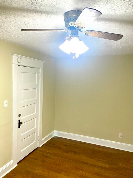 Building Photo - 223 E Mountain Rd