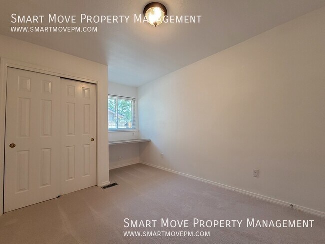 Building Photo - 108 W Crest Wood Dr