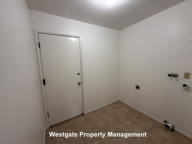 Building Photo - 328 Smith Dr