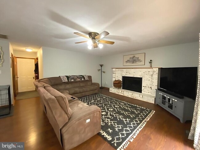 Building Photo - 8624 Valley Dr