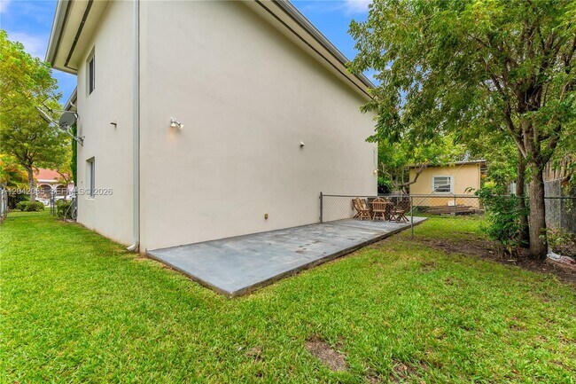 Building Photo - 1029 SW 11th Ave