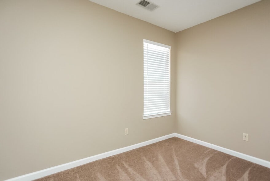 Building Photo - 7470 Jennifer Dr