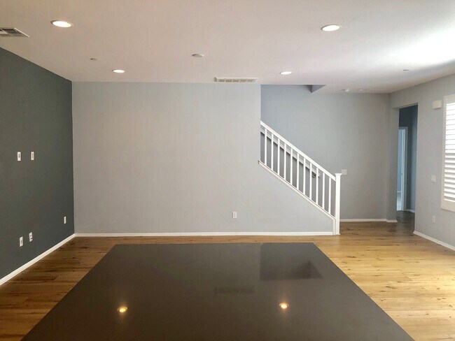 Building Photo - Beautiful East Ventura Home- Enclave Community