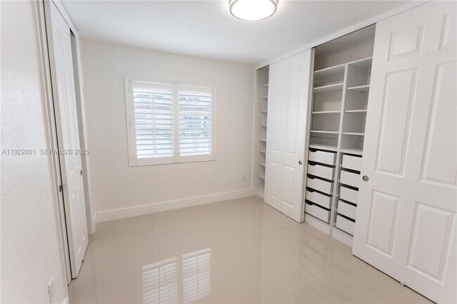 Building Photo - 230 E 56th St