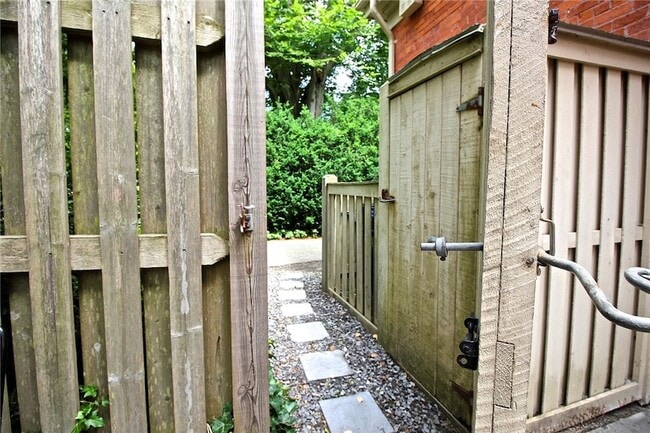 Building Photo - 434 Bellevue Ave