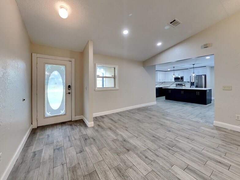 Building Photo - 2820 Abington Ave