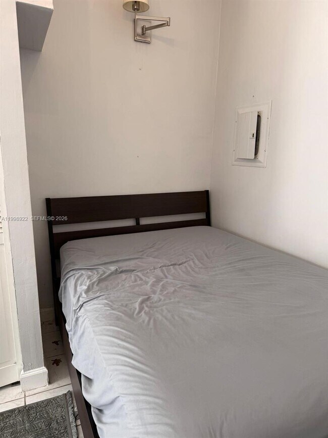 Building Photo - 1105 NE 119th St