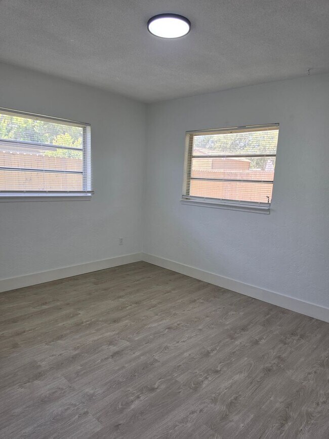 Building Photo - FOR RENT!!! SIMPLY STUNNING AND SPACIUS 3 BED 2 BATH SINGLE FAMILY HOME..