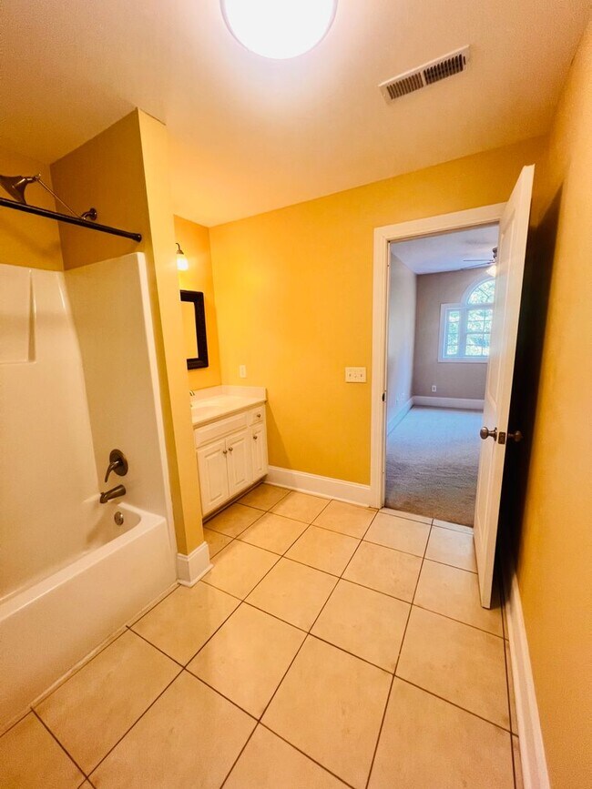 Building Photo - Tucked Away 3 Bedroom Gem on Private Road ...