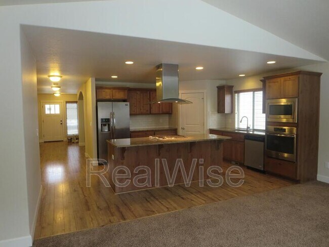 Building Photo - 3006 NE Red Oak Dr