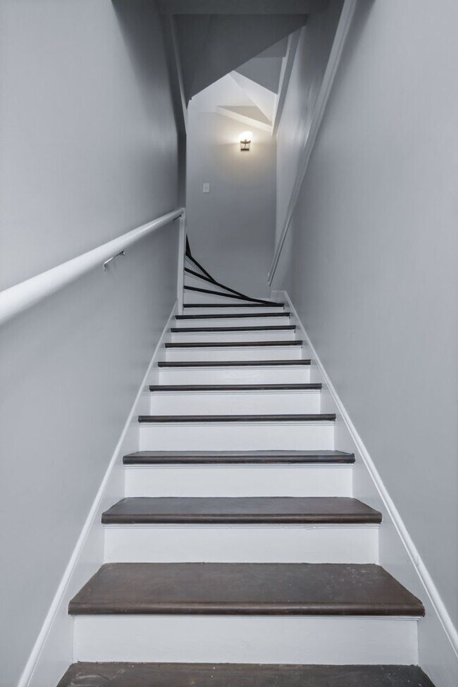 Building Photo - 1644 N Hermitage Ave