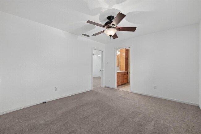 Building Photo - 1202 Knollpark Cir