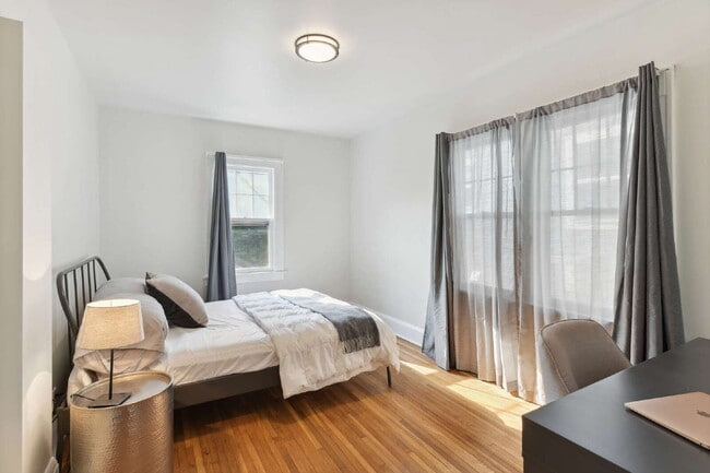 Building Photo - Charming 3-Bed Duplex in Vibrant Minneapolis Neighborhood