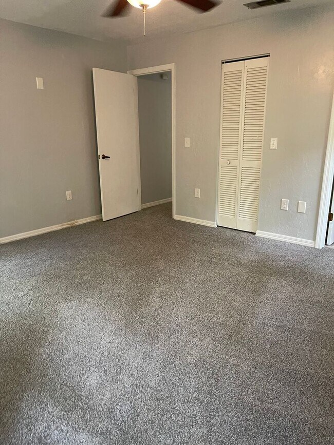 Building Photo - Spacious 2/2 with 2 Car Garage and W/D Hoo...