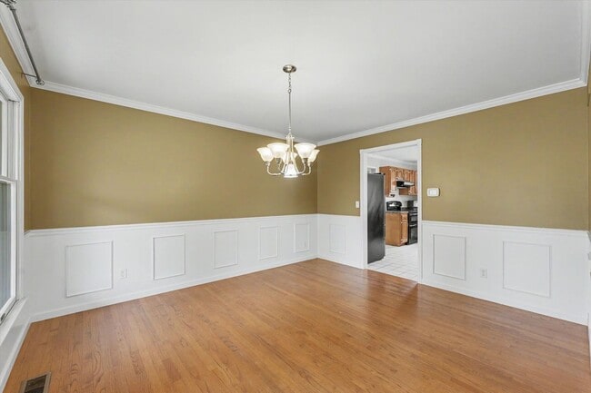 Building Photo - 6 Bedroom home with Fenced Yard - Available 07/01/2026