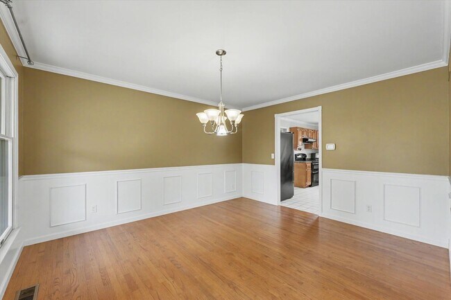 Building Photo - 6 Bedroom home with Fenced Yard - Available Now