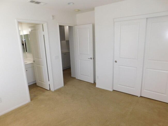 Building Photo - Beautiful Tri Level 2 Bed 2.5 Bath Single ...