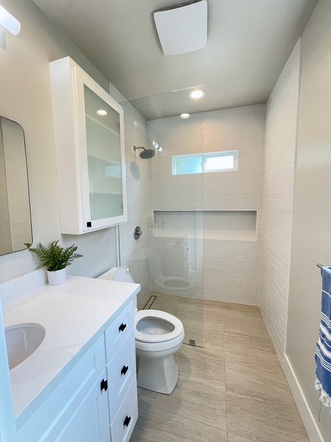 Bathroom w/ shower - 4131 Lincoln Ave