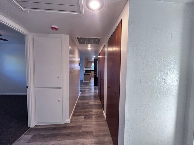 Building Photo - Three Bedroom Two Bathroom Home