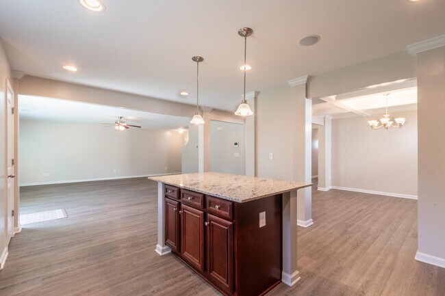 Building Photo - 3733 Moseley Dr