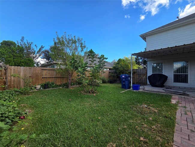 Building Photo - 16102 Mission Village Dr