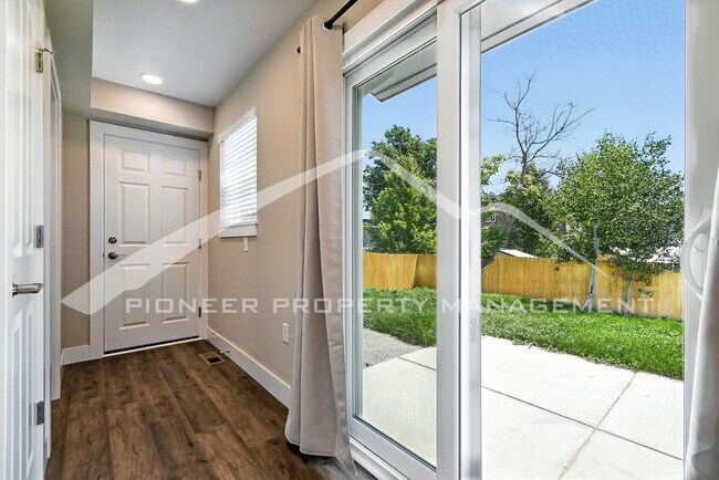 Building Photo - Spacious Home with Washer/Dryer and Centra...