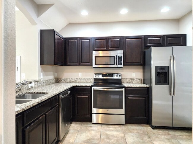 Building Photo - Beautiful Townhome; Open Floor Plan; New P...