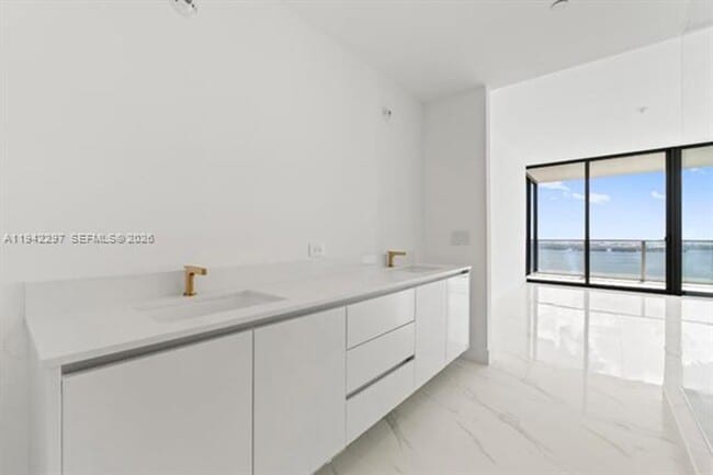 Building Photo - 700 NE 24th St