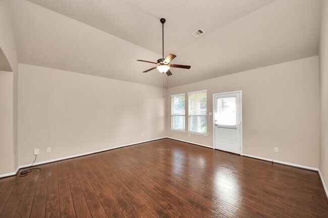 Building Photo - 3115 Lake Dr