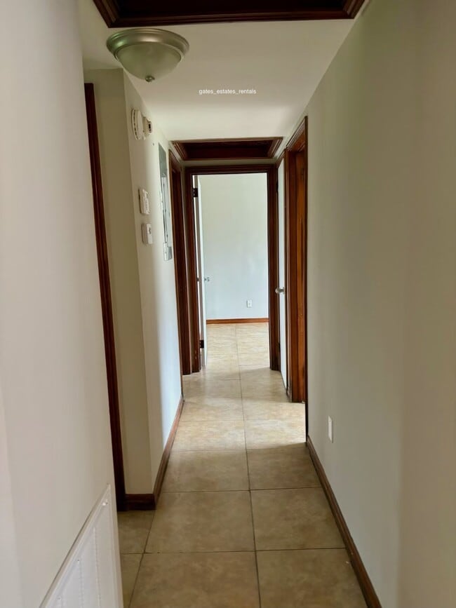 Building Photo - 10235 Elmhurst Dr