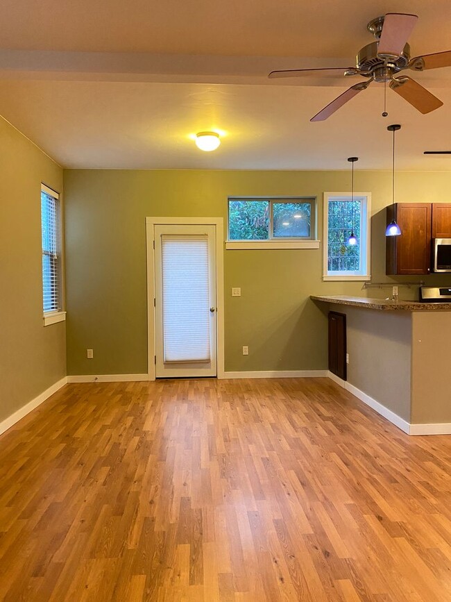 Building Photo - 3 Bedroom | 1.5 Bath in Hood River!