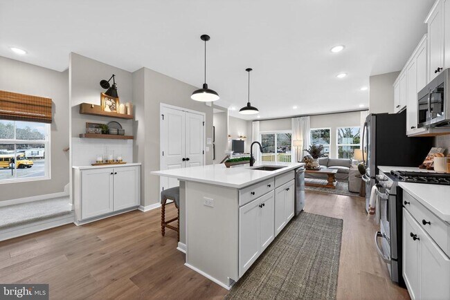 Building Photo - 44 Basswood St