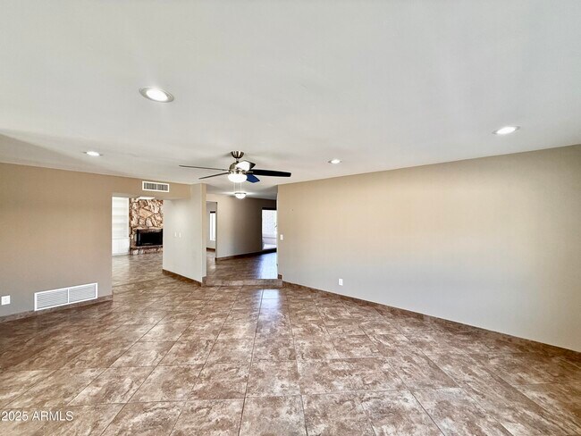Building Photo - 535 W Sweetwater Ave