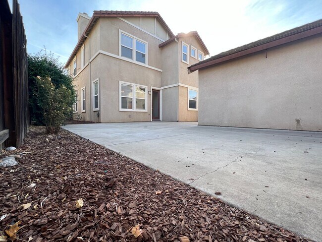 Building Photo - Beautiful Brentwood home with bed and full bath downstairs