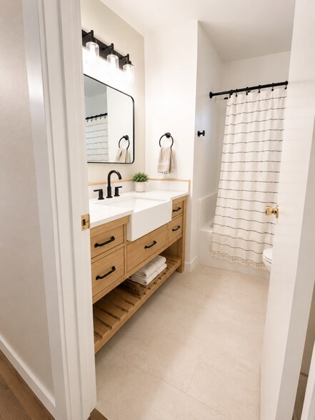 Hall Bath, shower and tub - 210 Wood Duck Dr