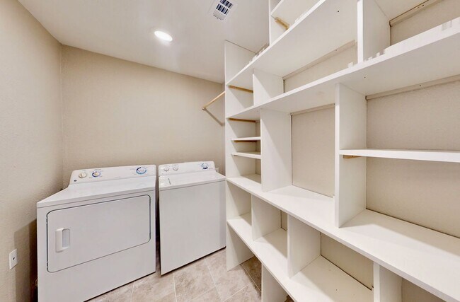 Building Photo - 1404 Meadowcrest Dr