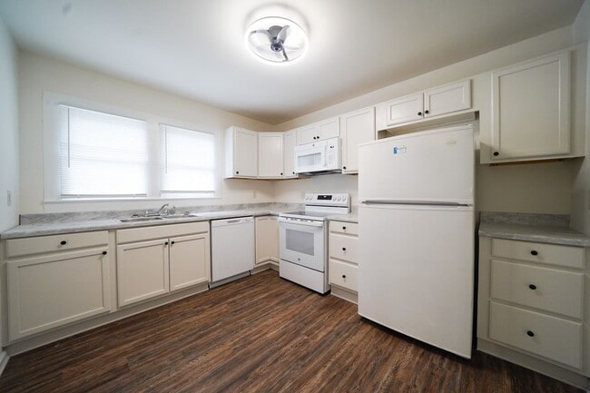 Building Photo - 1/2 MO/OFF SPECIAL - 3 bed/2 bath with yard work included