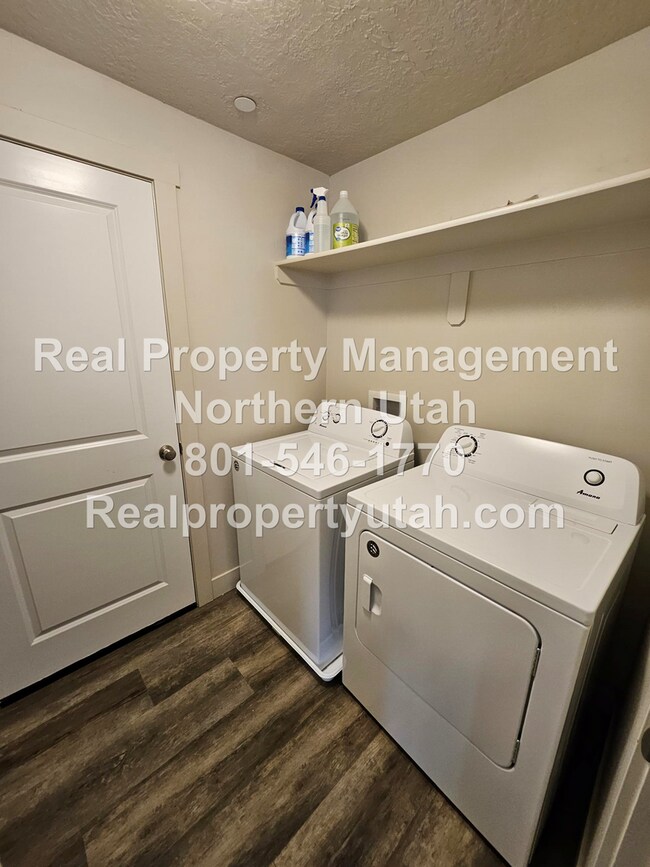 Building Photo - 2 Bedroom 2 Bath Top Level Apartment Avail...