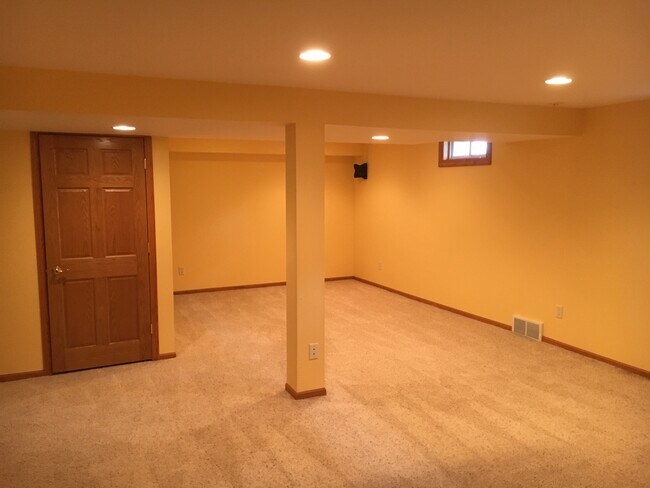 Family Room (LL - Front) - 921 N Wingra Dr