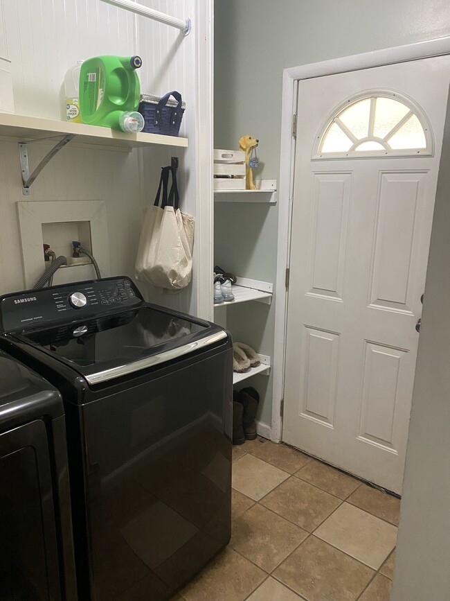 Carport entry/laundry - 5628 Clearview Hills Dr