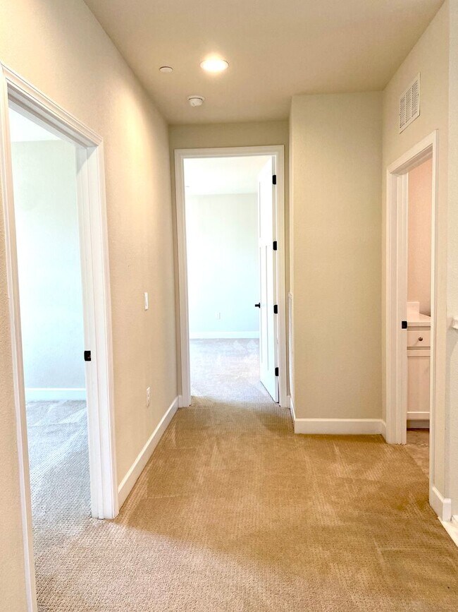 Building Photo - Stunning five bedroom in The Cannery
