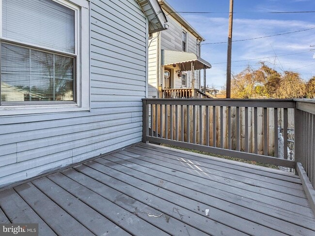 Building Photo - 211 Main St