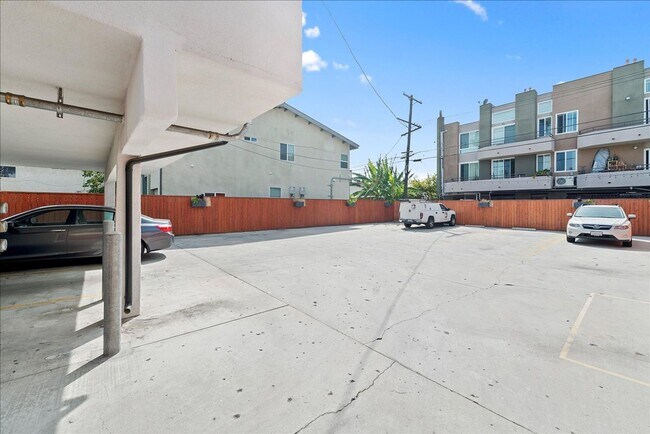 Building Photo - 941 Normandie Ave