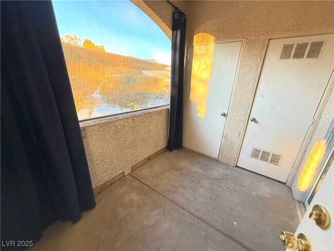 Building Photo - 3400 Cabana Dr