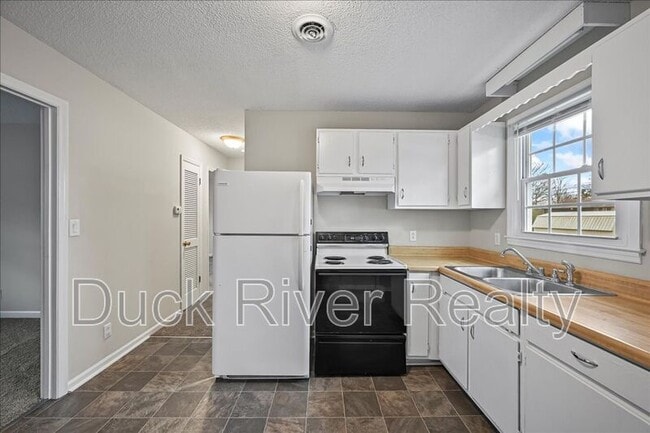 Building Photo - 525 Woods Dr