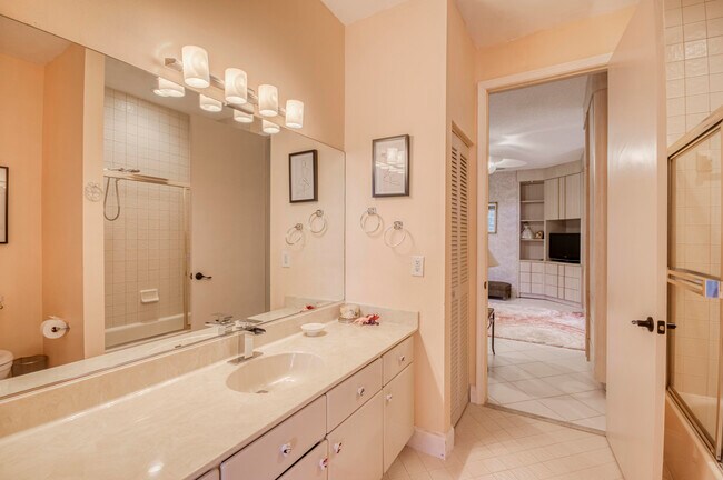 Building Photo - 10080 Dover Carriage Ln