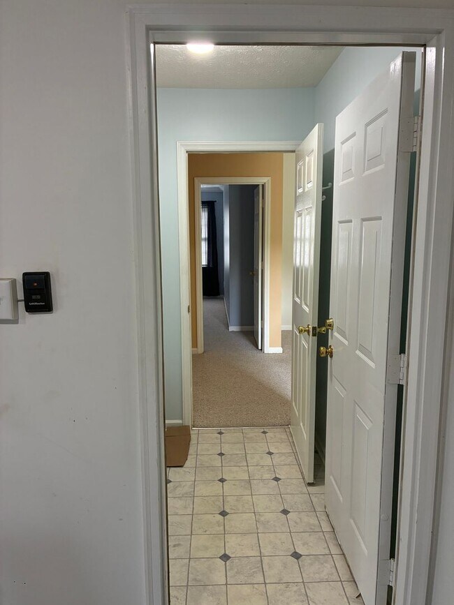 Building Photo - 3 Bed 2 Bath Newport Home Available now