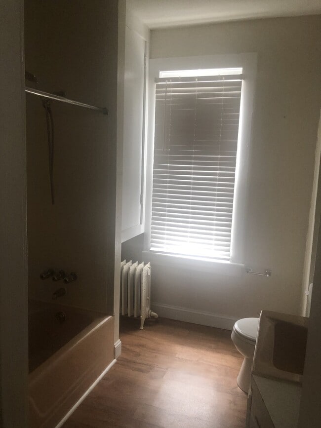 Building Photo - Move in ready!! Charming 4 Bedroom home!!